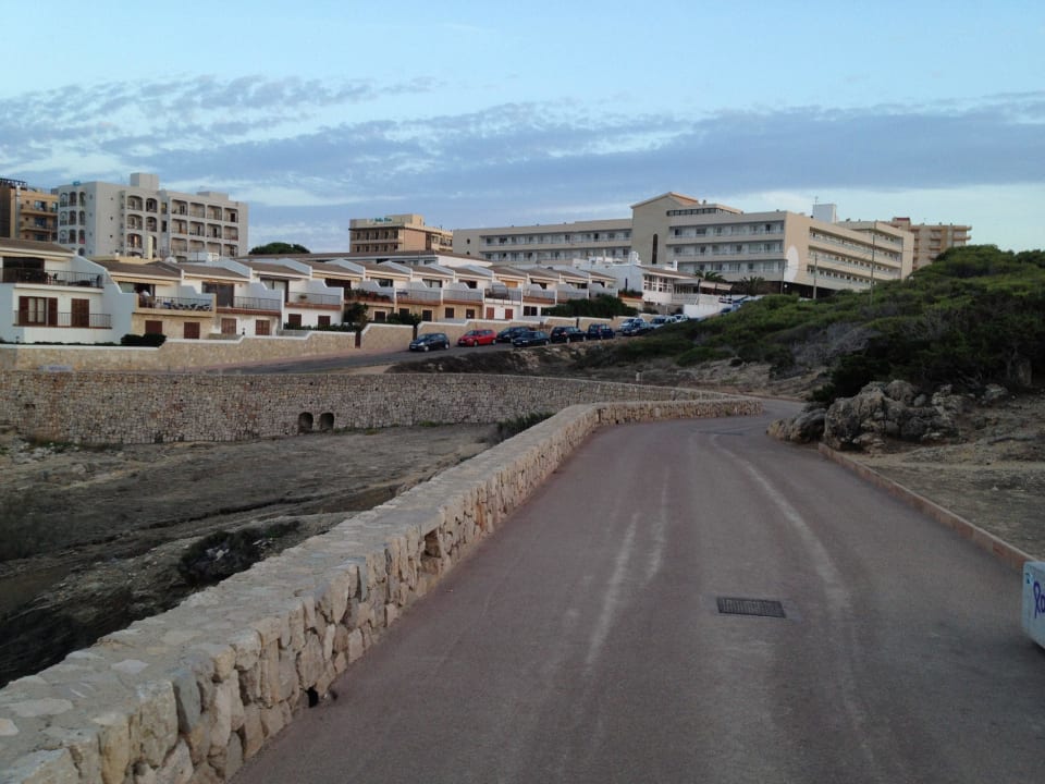 Hotelansicht vom Promenadenweg der Cala Guya Hotel & Spa S'Entrador Playa