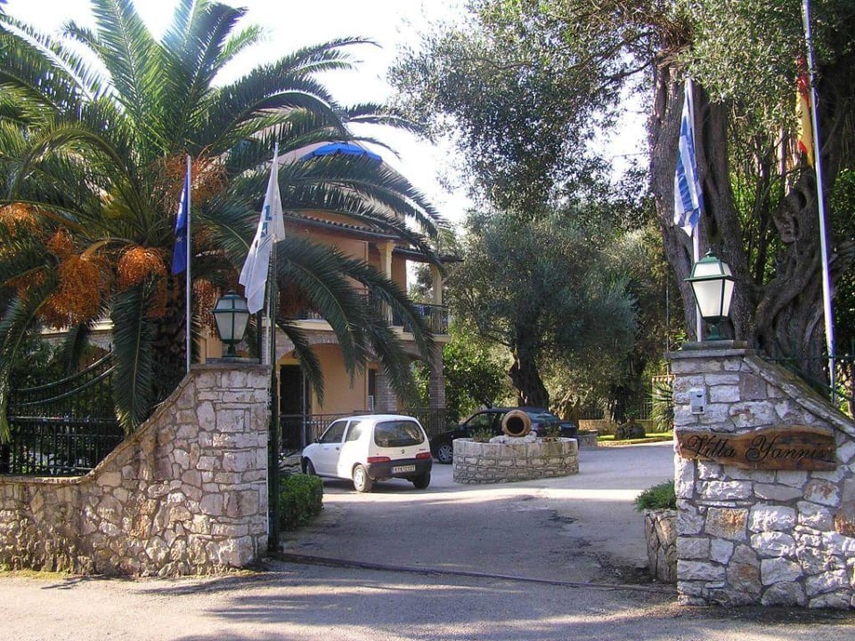 Einfahrt zur Anlage Villa Yannis Apartments