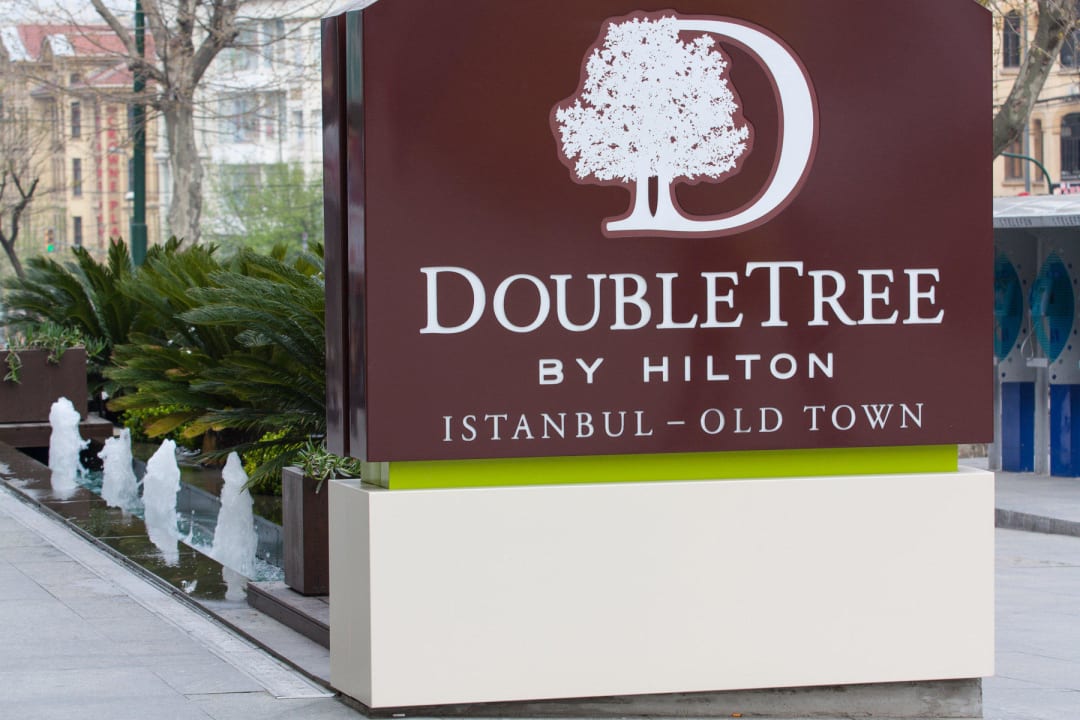 Вывеска у входа в отель DoubleTree by Hilton Istanbul - Old Town