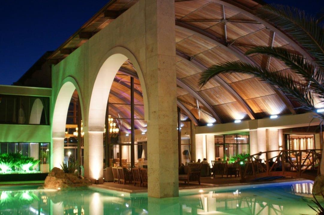 Pool nachts - Farbenspiel Mediterranean Village Hotel & Spa