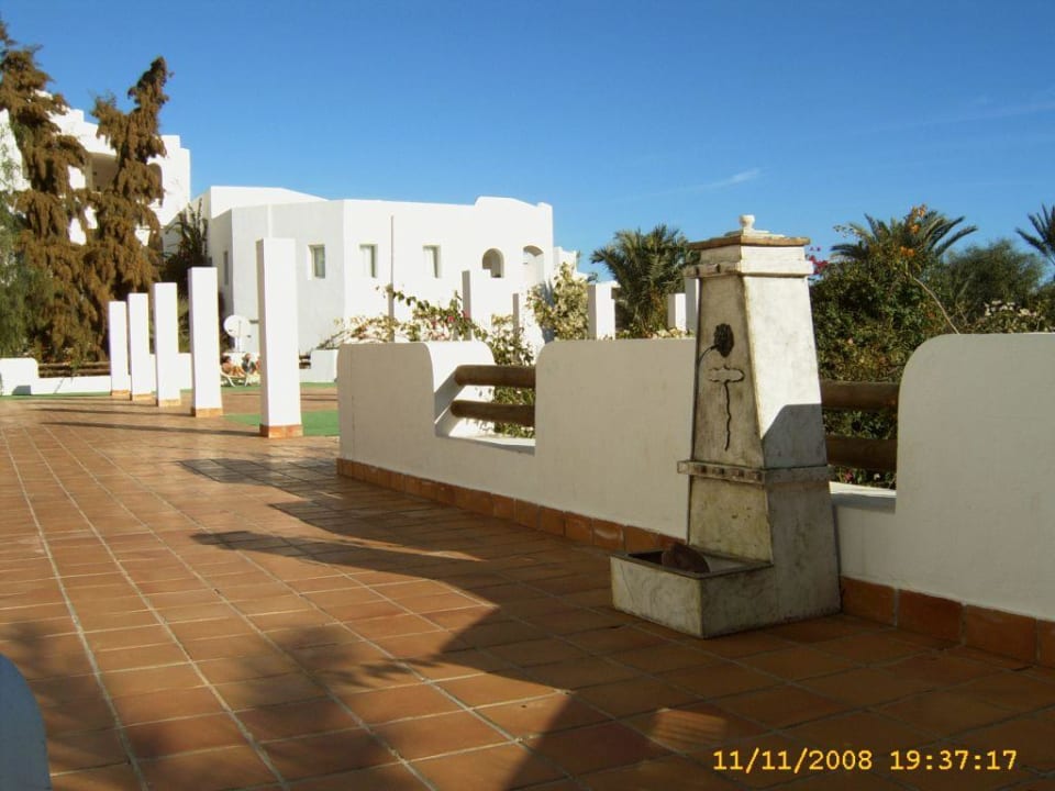 Windgeschützte Sonnenterrasse am Haupthaus Hotel Djerba Resort