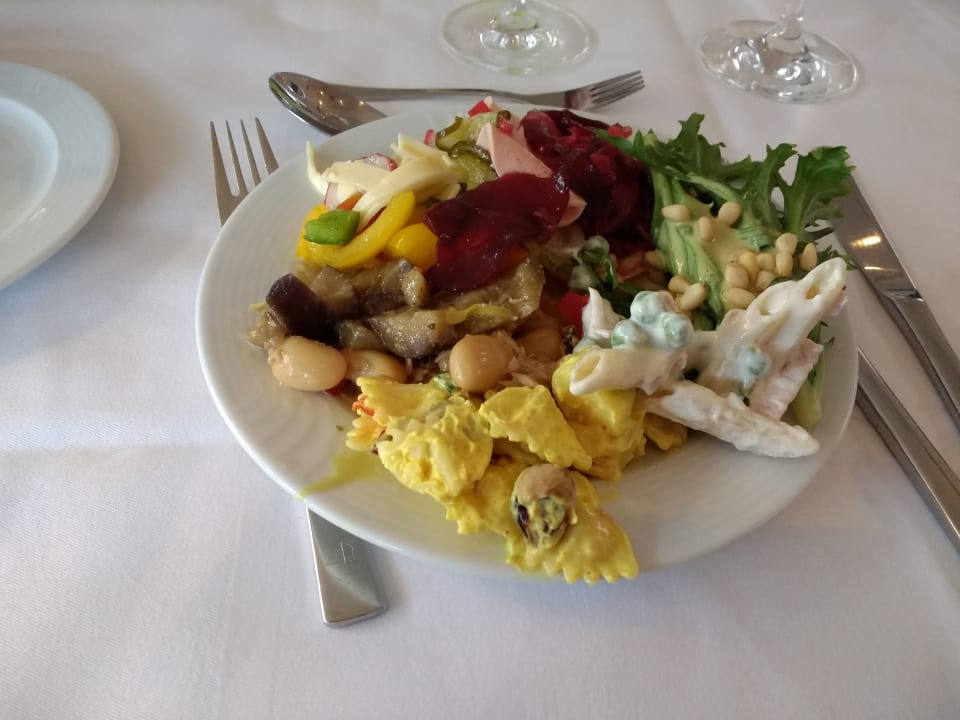 Eine Auswahl an Vorspeisen vom Buffet am Abend Hotel Sonnenhof