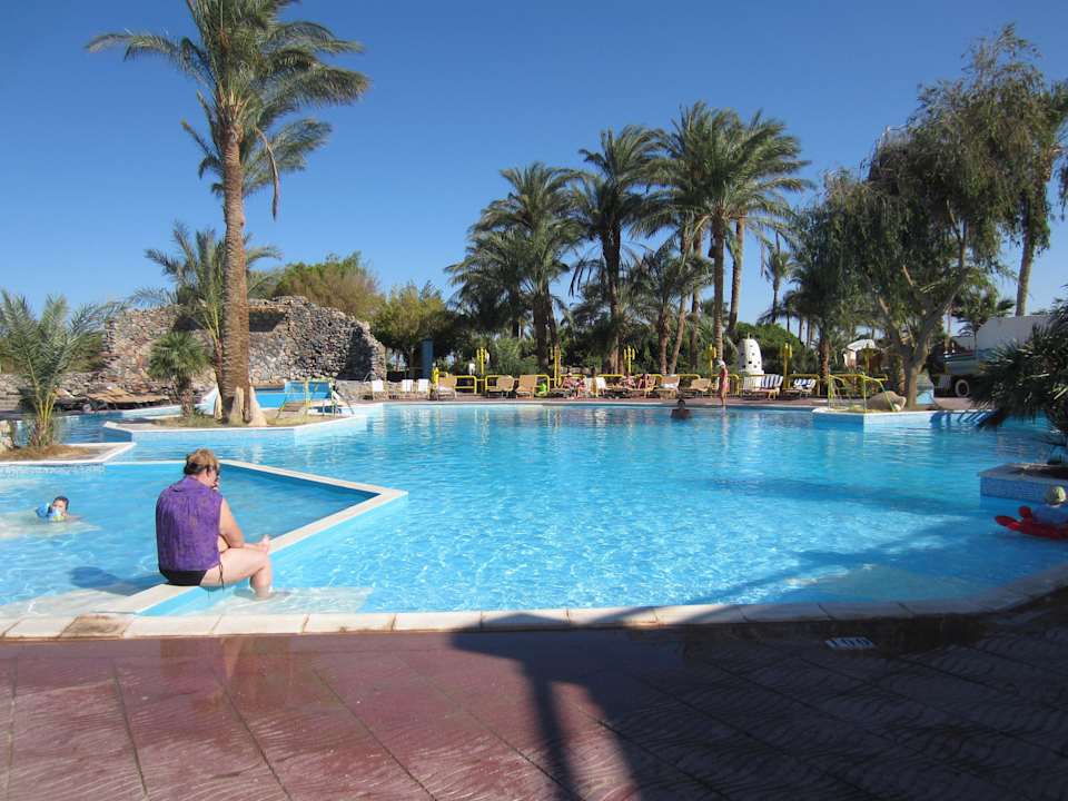 Бассейн, слева - лягушатник Shams Safaga Resort