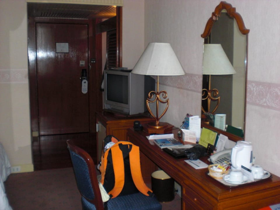 Zimmer mit Blick zur Tür The Tawana Bangkok