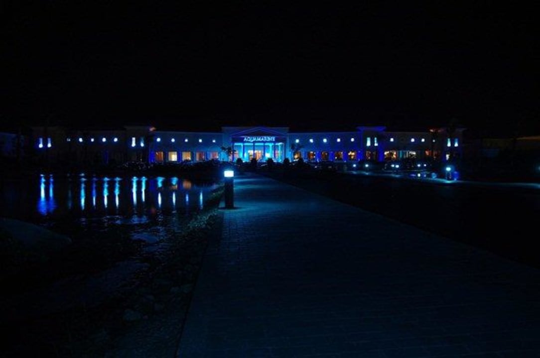 Przed hotelem JAZ Aquamarine Resort