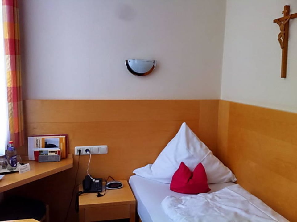 Zimmer 7, Bett 2  Klosterbräuhaus Ursberg