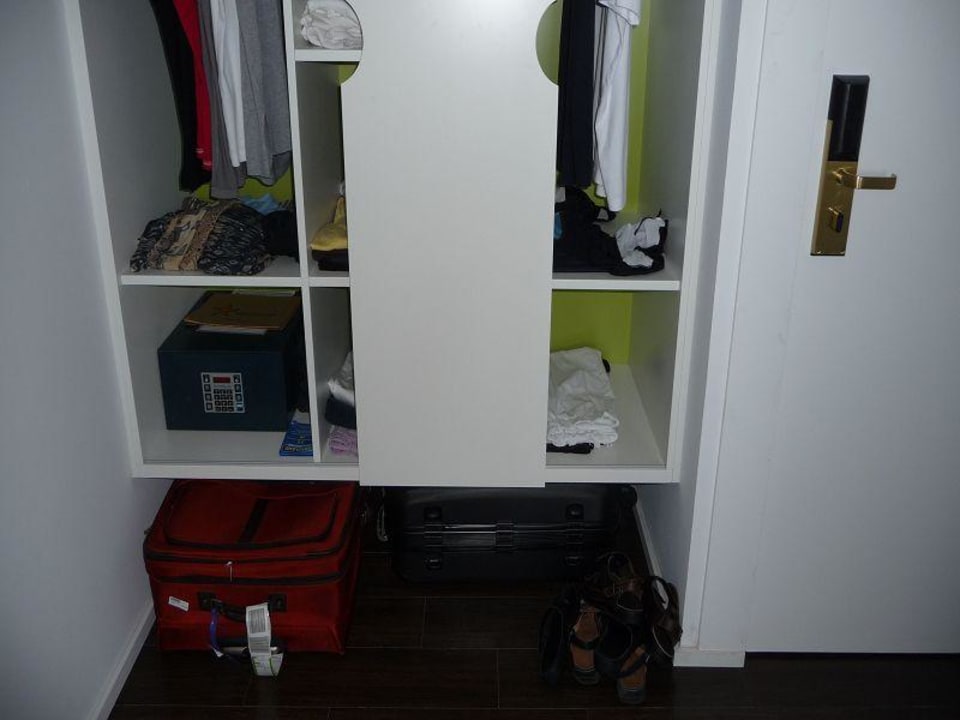 Schrank mit Kofferstauraum und Tressor Iberostar Waves Bahia de Palma