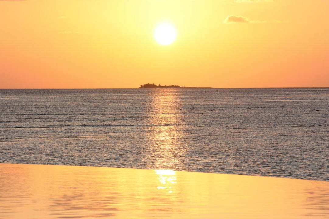 Sonnenuntergang am Pool Filitheyo Island Resort