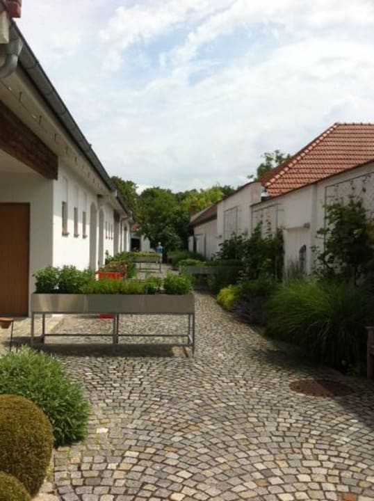 Innenhof mit Kräuterkisten Genuss am Hof