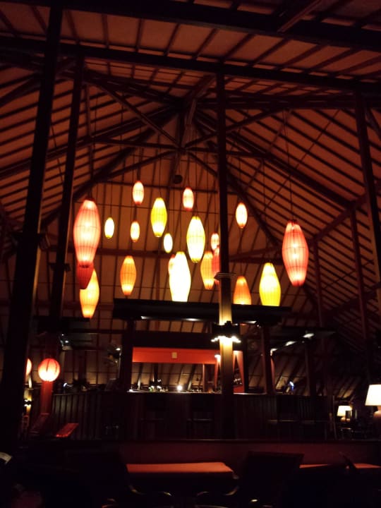 Main-Bar abends Adaaran Select Meedhupparu Island Resort - Premium All Inclusive