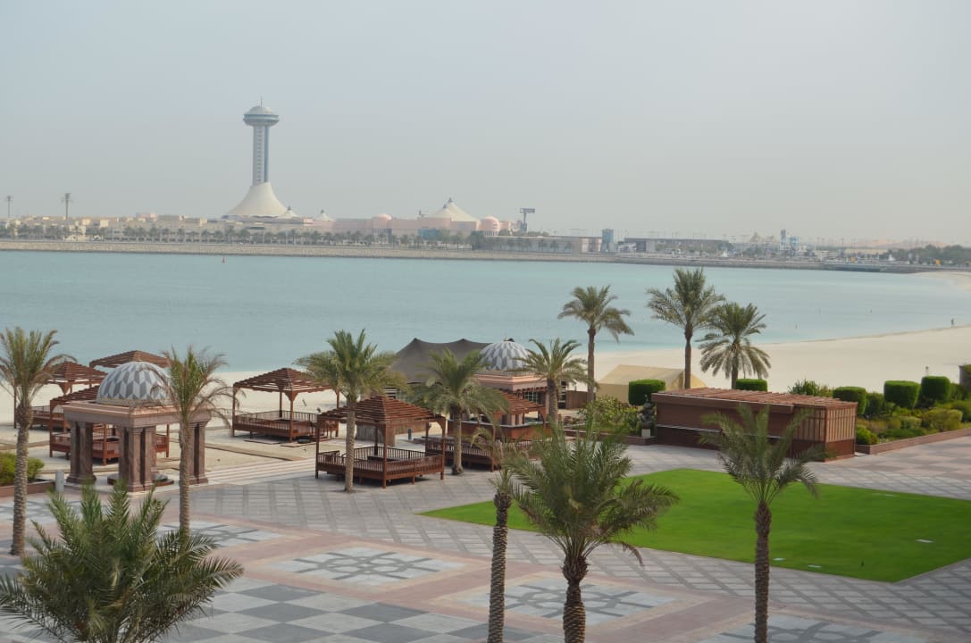 Blick von der Hotelterrasse Richtung Strand Emirates Palace Mandarin Oriental