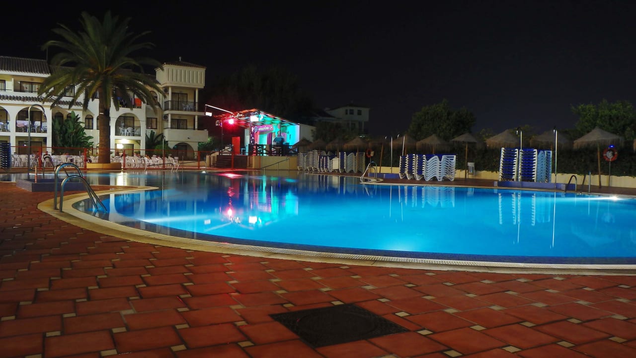 Basen nocą  Hotel Puente Real