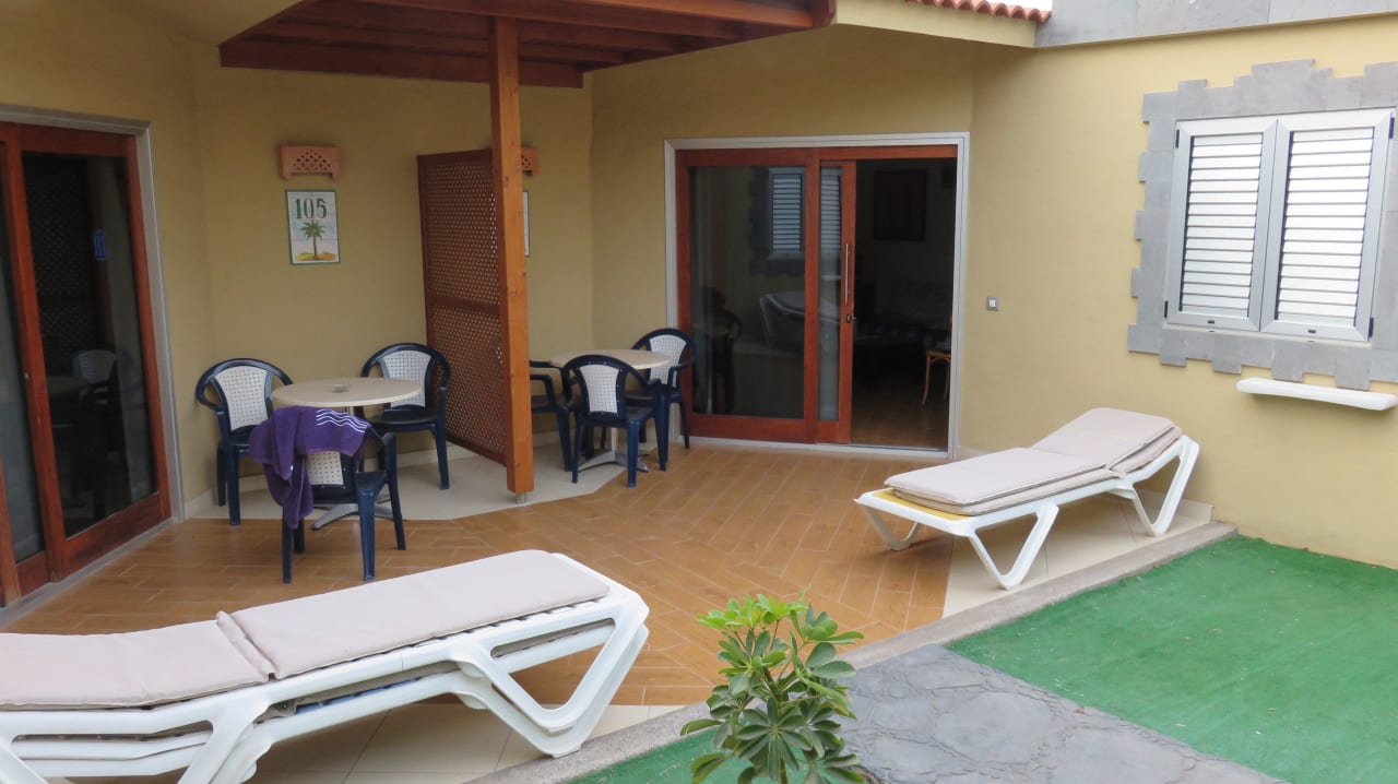 Terrassenteilung mit Rauchern HL Miraflor Suites Hotel