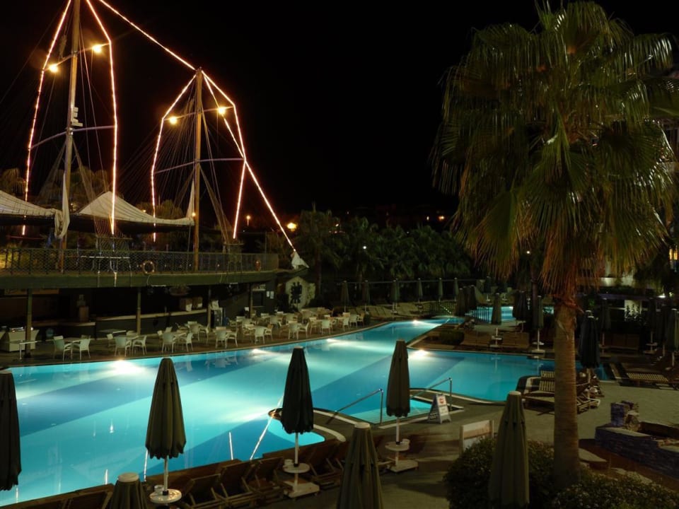 Pool bei Nacht Can Garden Resort