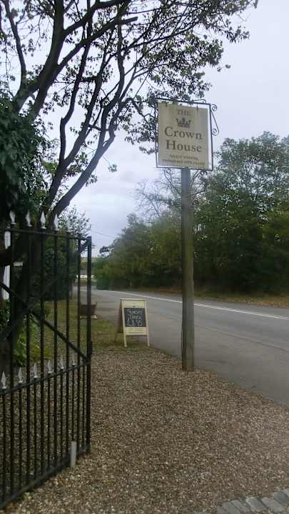 Einfahrt und Restaurantschild Hotel The Crown House