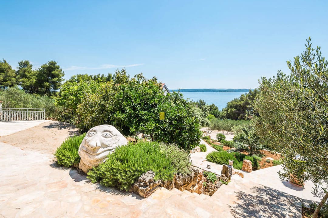 Gartenanlage mit Blick aufs Meer Apartments Kazimir