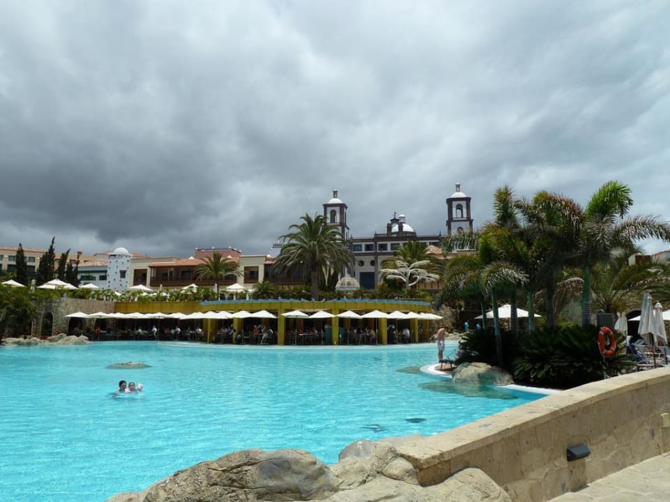 Hauptpool mit Restaurant Lopesan Villa del Conde Resort & Thalasso