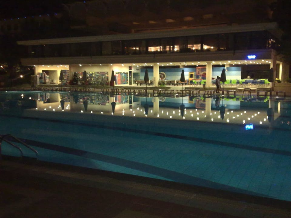 Blick auf Bar und Geschäft Royal & Imperial Belvedere Resort