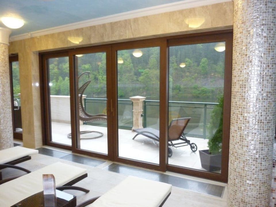 Terasa u bazénu Retro Riverside Wellness Resort