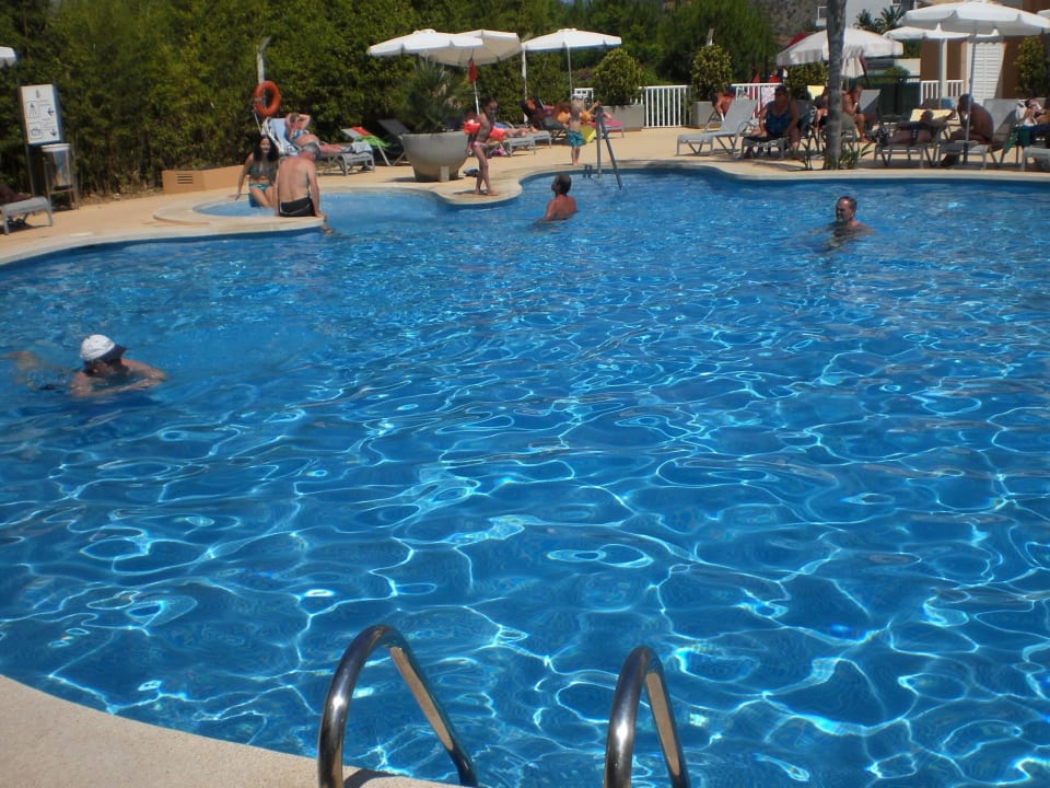 Grosser Pool mit Jacuzzi JS Alcudi Mar
