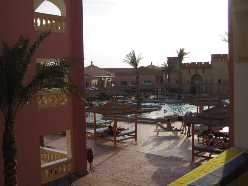 Blick vom Balkon auf den Oasis Pool Pickalbatros Alf Leila Wa Leila Resort - Neverland Hurghada