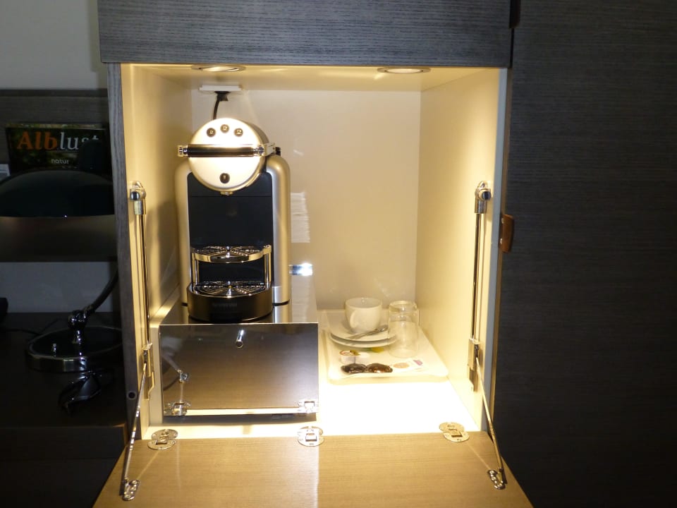 Im Schrank die Nespresso-Machine auf Schienen Hotel Schwanen