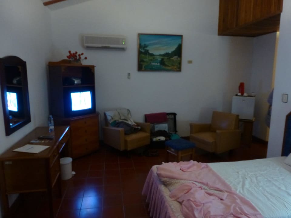 Dunkles Loch mit Tierchen Hotel Cayo Saetia