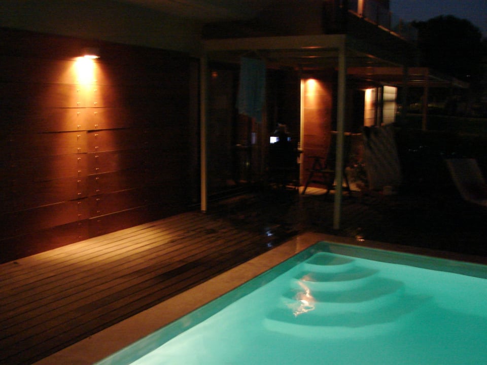 Privatpool am Abend Hotel Alexander Beach