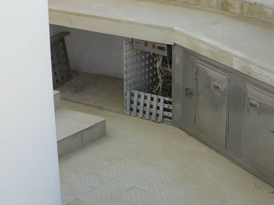 Offene Kabelanschlüsse im Poolbarbereich           Hotel Bravo Djerba