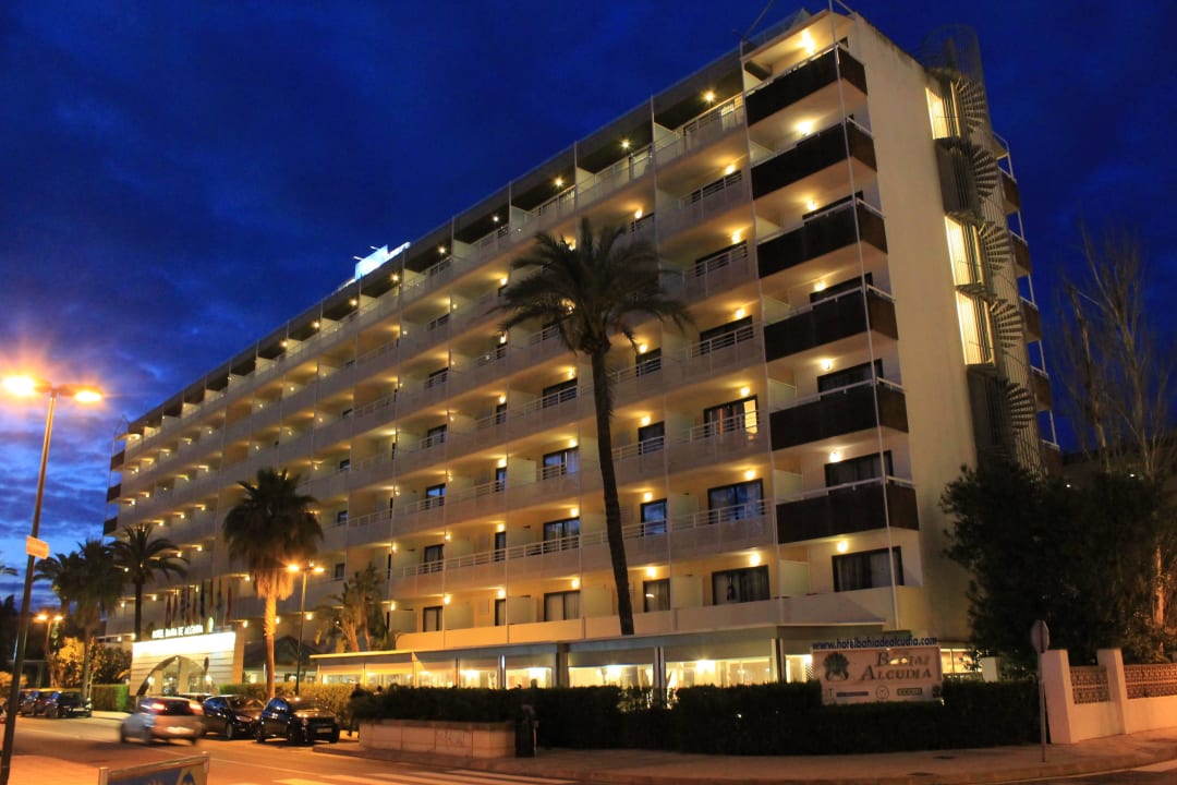 Das Hotel bei Nacht Bahía de Alcúdia Hotel & Spa