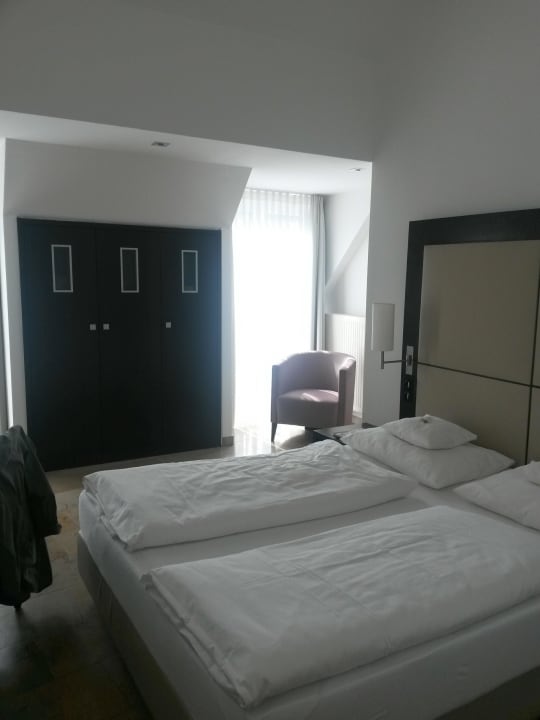 Zimmer Burns Art Hotel