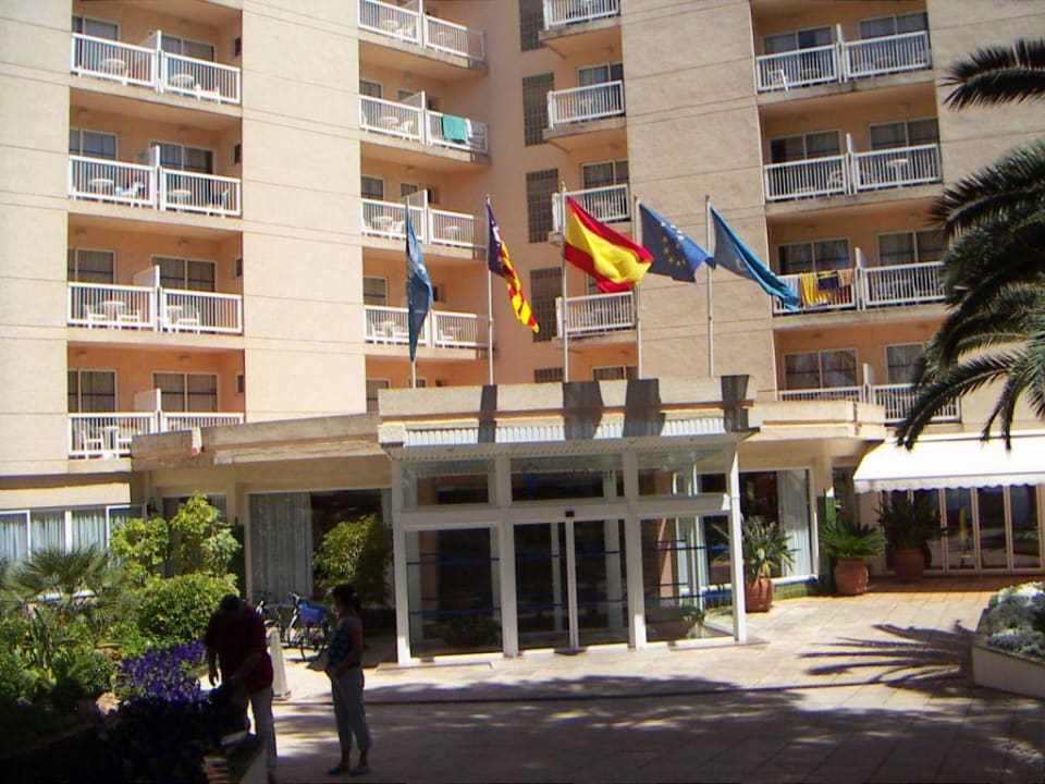 Vor dem Hotel Grupotel Orient