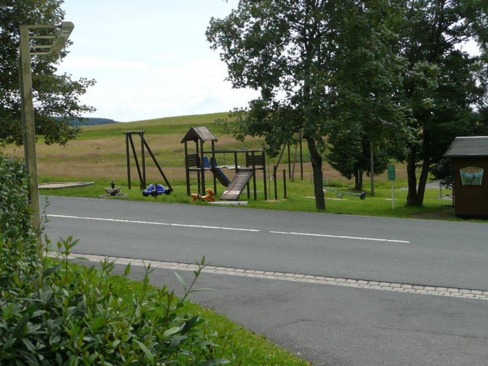 Spielplatz jenseits der Straße... Werrapark Resort Hotel Heubacher Höhe