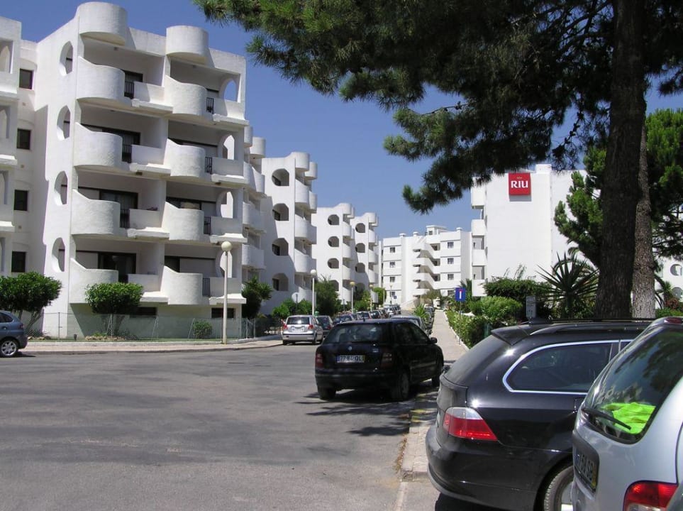 Straße zu den Apartments 3HB Falésia Mar