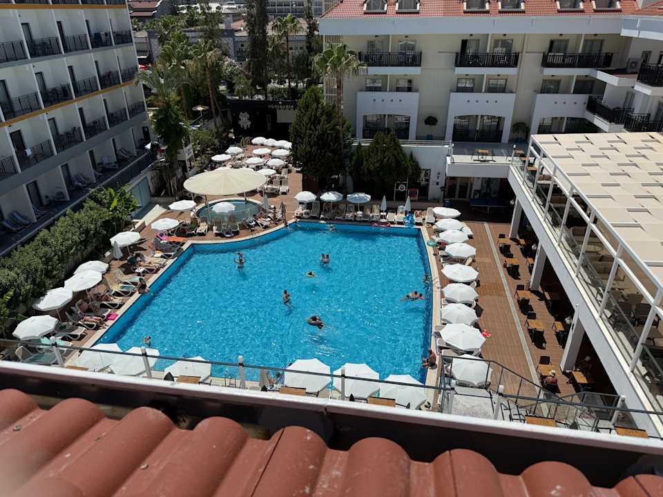 Pool Side Aquamarin Resort & Spa