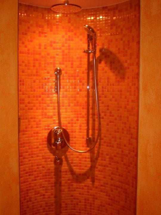 Dusche im Welnessbereich Lürzerhof - luxury.nature.spa