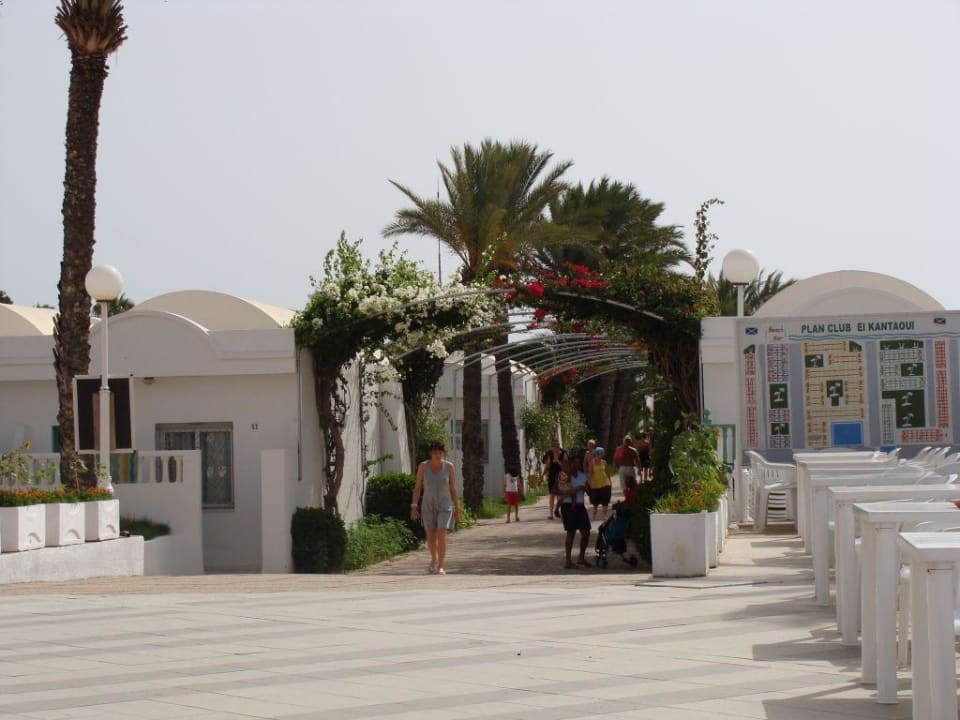 Allée menant à la plage (entre les bungalows) El Mouradi Club Kantaoui