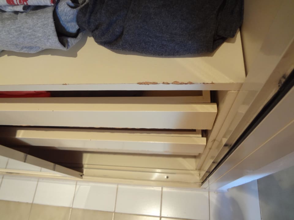 Kleiderschrank, in die Jahre gekommenes Mobiliar Hotel Grand Teguise Playa