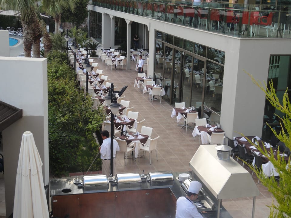 Unten Restaurant, oben Barterrasse Aydinbey Kings Palace & Spa