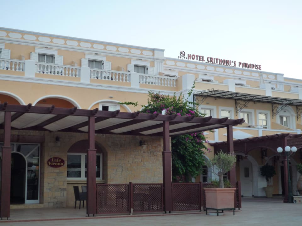 Hauptgebäude mit Cafe Hotel Crithoni's Paradise