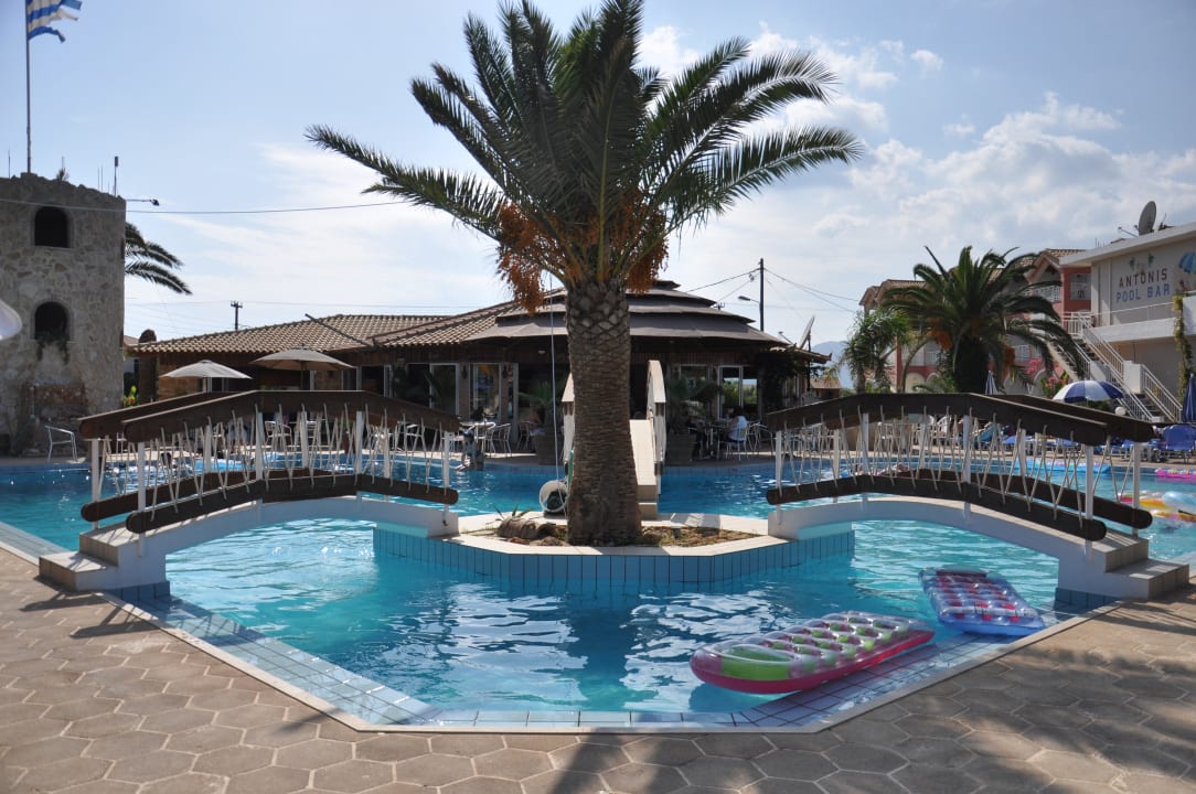 Pool bar niedaleko hotelu SuneoClub Cavo D'Oro Hotel