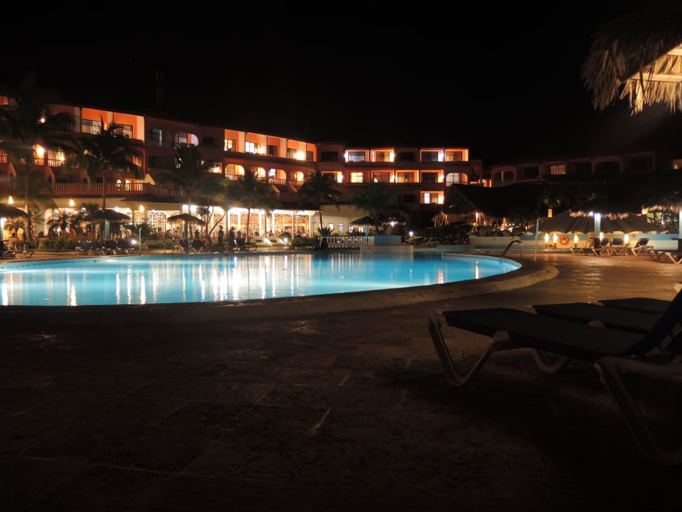Pool Hotel Mares bei Nacht Sol Rio De Luna y Mares