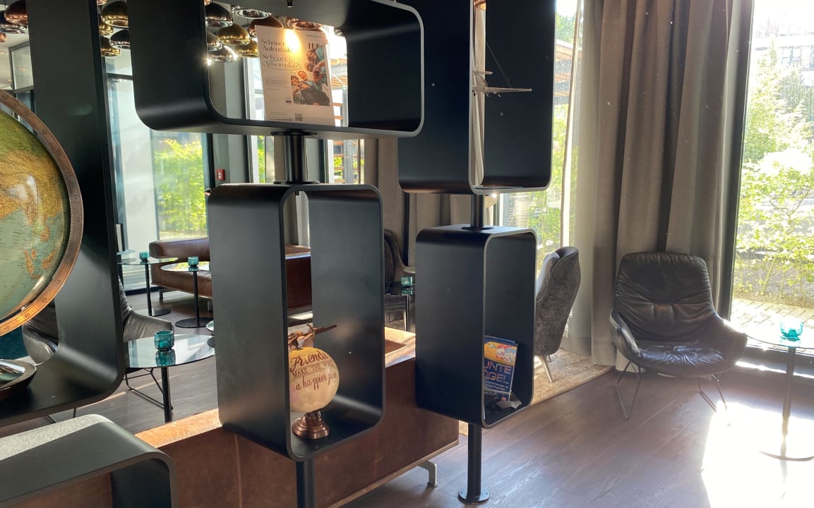 Lobby Motel One Hamburg Airport