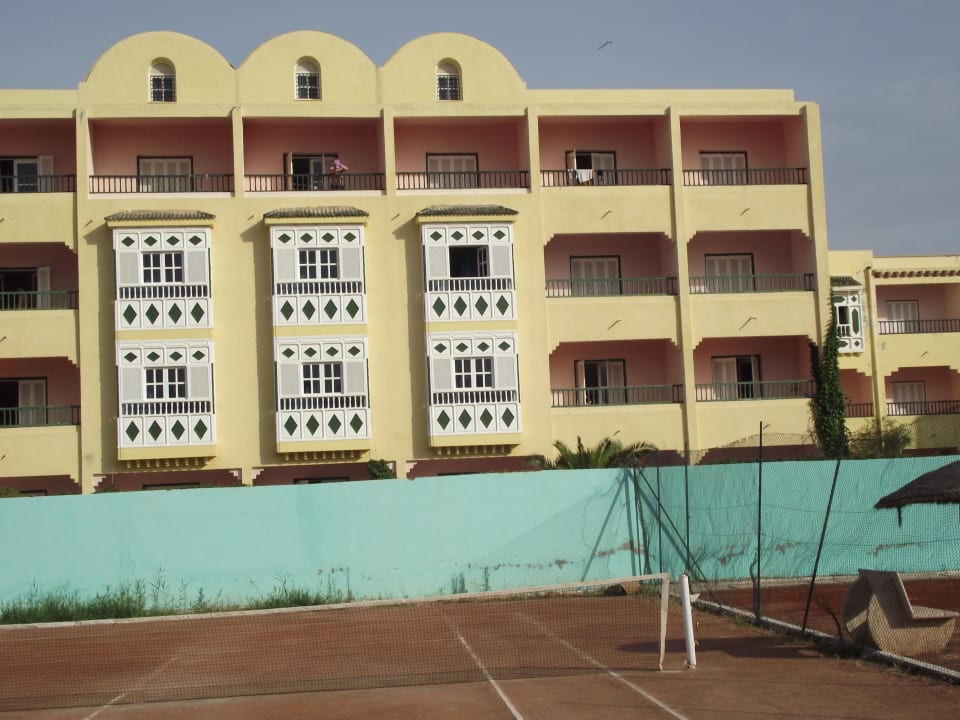 Tennisplatz und Nachbarhotel Alassio Hotel and Thalasso