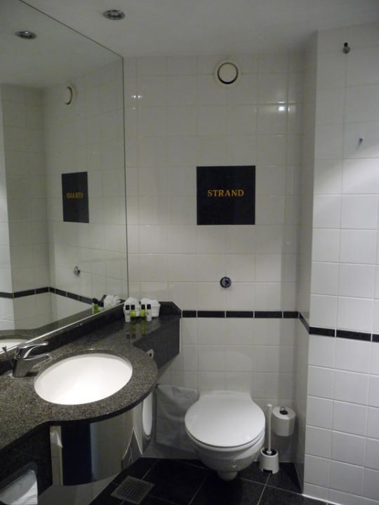 Helles Bad mit Badewanne/Dusche Hotel Copenhagen Strand