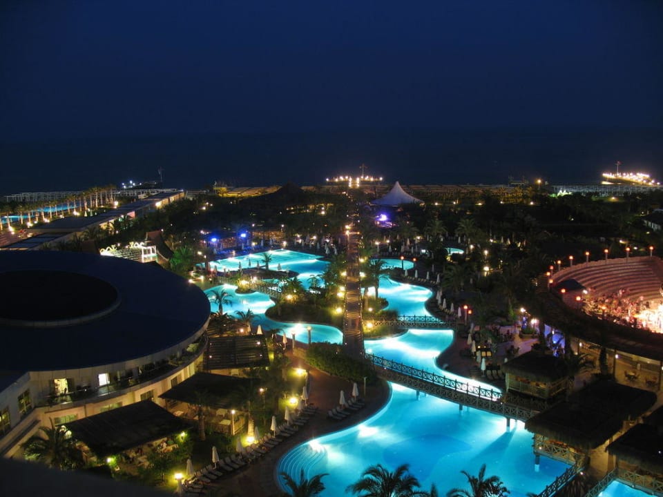 Der Pool bei Nacht Royal Wings Hotel