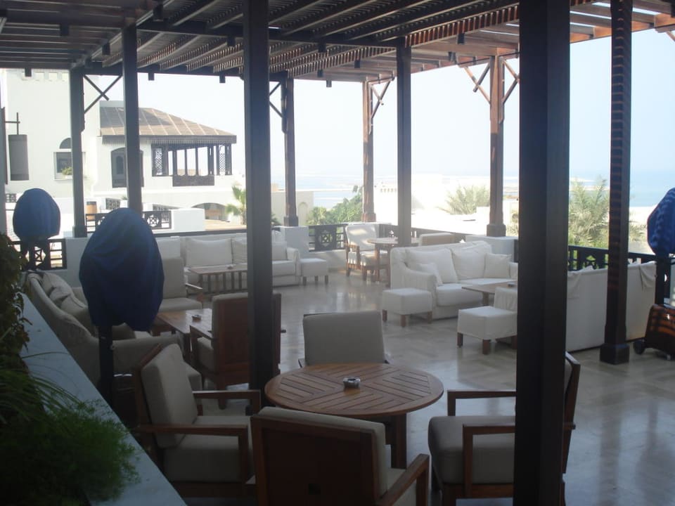 Terrasse der Breeze Bar The Cove Rotana Resort