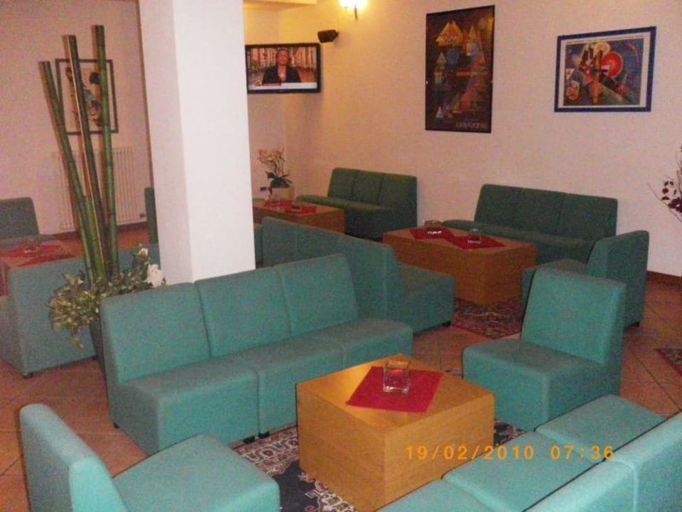 Lobby z dużym TV Hotel Alle Piramidi