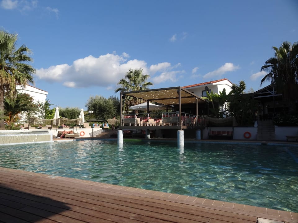 Blick von den Liegen am Pool zur Pool-Bar Hotel Flegra Palace