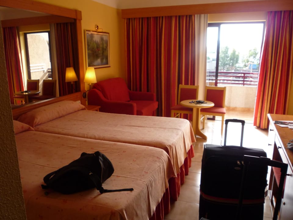 Blick ins Zimmer 340 (Pool-Blick) GF FANABE